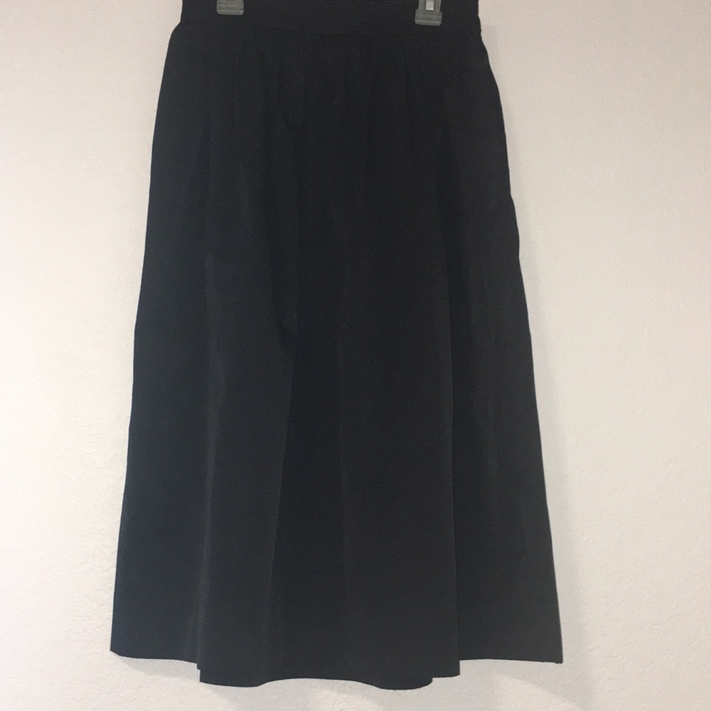 Zara Black midi pocket skirt.